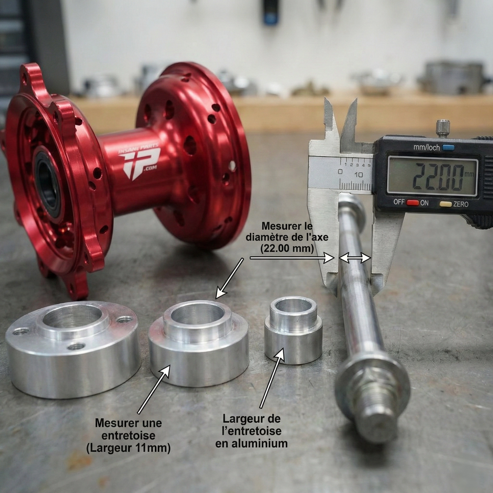 Mesure du diamètre d'un axe de roue de moto et des entretoises avec un pied à coulisse